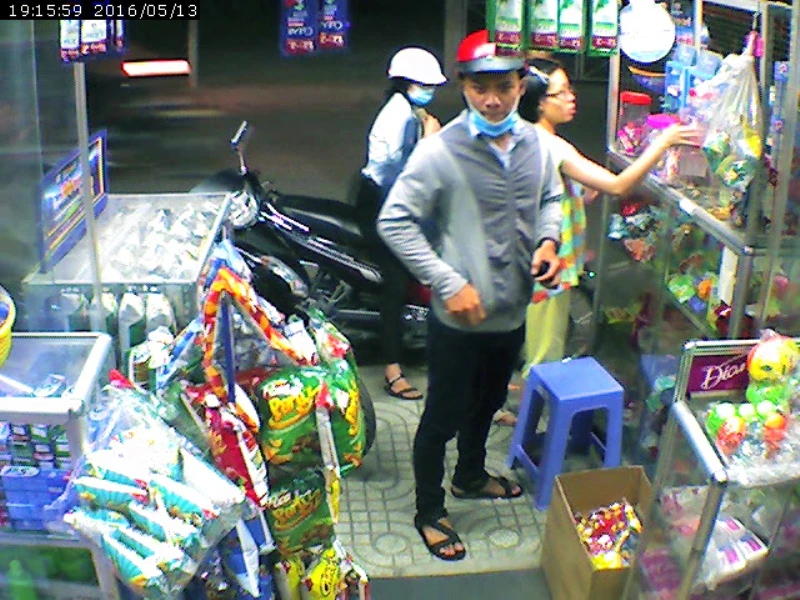 Clip: Giả khách mua kẹo cao su để trộm xe SH ảnh 1